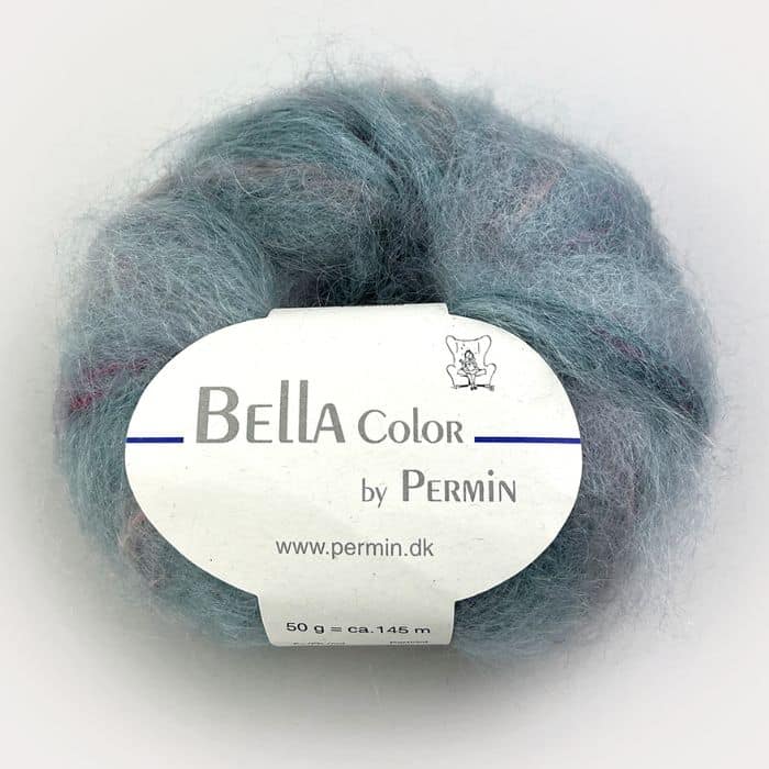 Bella Color fra Permin. En lekker blanding av mohair og ull. Strikkefasthet: 14 m x 22 p på pinne 6. Leveres i 50 grams nøster som utgjør 145 meter. Her i fargen 883168 Patina