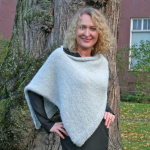 Gratis strikkeoppskrift på Helenes poncho til dame.