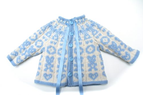 Hentesettet velkommen til verden er en strikkepakke til baby. Her ser vi hele jakken som ligger flatt med åpningen i front.