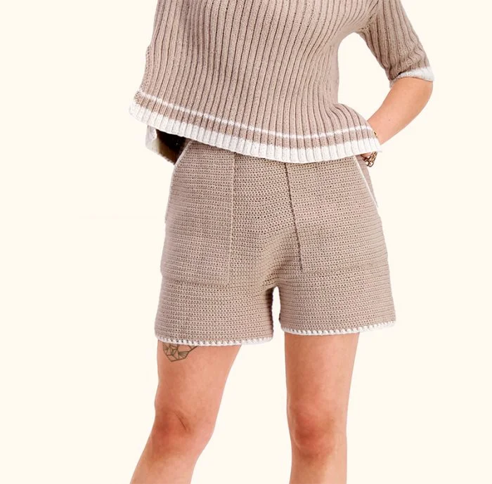 Strikkepakken inneholder mønster og garn til Nord shorts fra Skappelstrikk og Ida Broen. Designet i bomullsgarnet Frisk. Her i fargen beige.