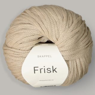 Frisk garn fra Skappelstrikk. Garnet har en banderole som viser opplysningene om garnet. Her i fargen beige.