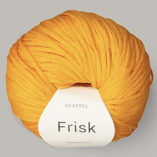 Frisk garn fra Skappelstrikk. Garnet har en banderole som viser opplysningene om garnet. Her i fargen orange.