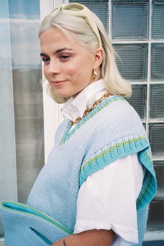 Strikkepakken inneholder mønster og garn til Stjerna vest fra Skappelstrikk og Ida Broen. Designet i bomullsgarnet Frisk. Her i fargen blå fra siden. Ida selv er avbildet.