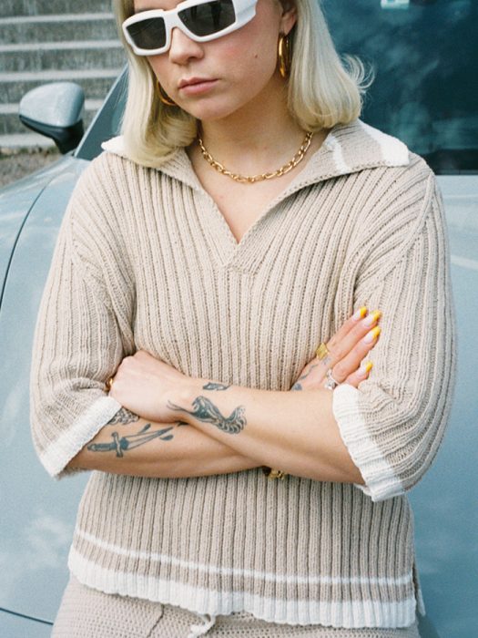 Strikkepakken inneholder mønster og garn til Syrin genser fra Skappelstrikk og Ida Broen. Designet i bomullsgarnet Frisk. Modellen er i lilla fra siden.