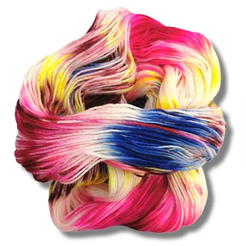 Luxury Handyed happiness merino extra fine garn fra Rico. Her i fargen 002 ecru og fuchia.