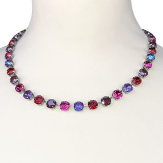 Feuerstein swarovski kjede fra den tyske leverandøren Pees. Her i fargen Beeren mix.