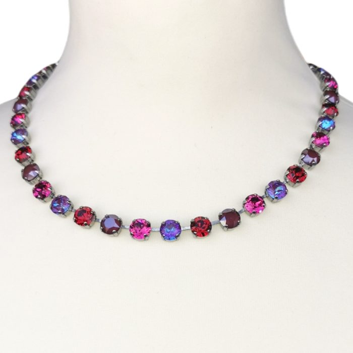 Feuerstein swarovski kjede fra den tyske leverandøren Pees. Her i fargen Beeren mix.