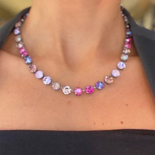 Feuerstein swarovski kjede fra den tyske leverandøren Pees. Her i fargen Lavenderdelite mix. På modell.