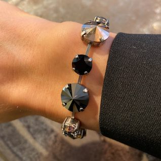 Glitzerschon swarovski armbånd fra den tyske leverandøren Pees. Her i fargen Jet metallic.
