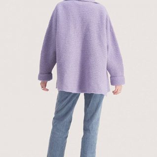 Heklepakken inneholder mønster og garn fra Skappel. Kolleksjonen heter Pust og vises her i fargen 3019 lavendel.