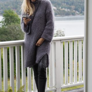 Sweaterdress fra Tove Lindtein. Strikkepakken inneholder garn og oppskrift. Designet i Bella kidsilk mohair fra Permin her i fargen 209 grå.