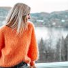 Zara genser fra Tove Lindtein. Strikkepakken inneholder garn og oppskrift. Designet i Bella kidsilk mohair fra Permin. Her i fargen 266 lys orange