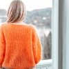 Zara genser fra Tove Lindtein. Strikkepakken inneholder garn og oppskrift. Designet i Bella kidsilk mohair fra Permin. Her i fargen 266 lys orange