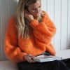 Zara genser fra Tove Lindtein. Strikkepakken inneholder garn og oppskrift. Designet i Bella kidsilk mohair fra Permin. Her i fargen 266 lys orange