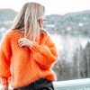 Zara genser fra Tove Lindtein. Strikkepakken inneholder garn og oppskrift. Designet i Bella kidsilk mohair fra Permin. Her i fargen 266 lys orange