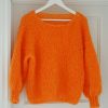 Zara genser fra Tove Lindtein. Strikkepakken inneholder garn og oppskrift. Designet i Bella kidsilk mohair fra Permin. Her i fargen 266 lys orange