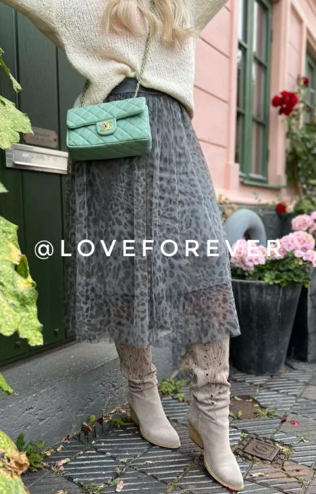 Carmine tyllskjørt fra Love forever. Her i fargen grå løveprint.