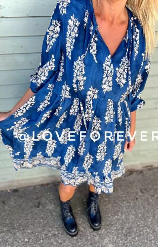 Lucy tunic fra Love forever. Her i fargen blue.