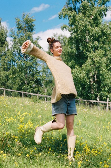 Strikkepakken Olinegenser fra Skappel består av oppskrift og garnet Suri Myk lamull. Her i fargene sennep og antikkgul.