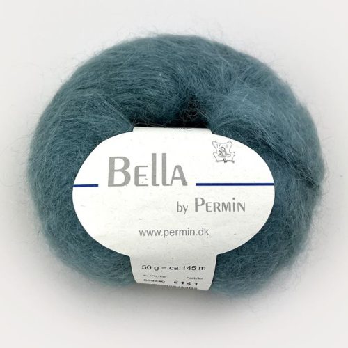 Bella fra Permin. Et lekkert mohairgarn som består av 75 % kid mohair, 20 % ull og 5% polyamid. Strikkefasthet: 14 m x 22 p på pinne 6. Leveres i 50 grams nøster som utgjør 145 meter. Her i fargen 240 blek blå.