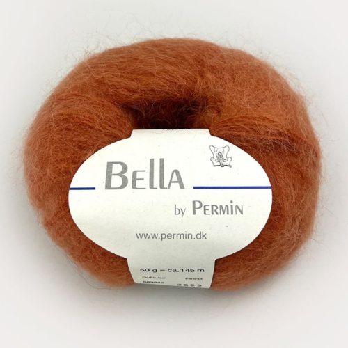 Bella fra Permin. Et lekkert mohairgarn som består av 75 % kid mohair, 20 % ull og 5% polyamid. Strikkefasthet: 14 m x 22 p på pinne 6. Leveres i 50 grams nøster som utgjør 145 meter. Her i fargen 242 kobber.