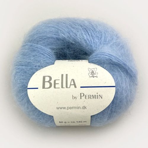 Bella fra Permin. Et lekkert mohairgarn som består av 75 % kid mohair, 20 % ull og 5% polyamid. Strikkefasthet: 14 m x 22 p på pinne 6. Leveres i 50 grams nøster som utgjør 145 meter. Her i fargen 256 Lyseblå.