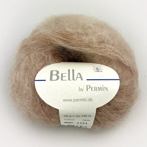 Bella fra Permin. Et lekkert mohairgarn som består av 75 % kid mohair, 20 % ull og 5% polyamid. Strikkefasthet: 14 m x 22 p på pinne 6. Leveres i 50 grams nøster som utgjør 145 meter. Her i fargen 267 lys kamel