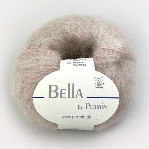 Bella fra Permin. Et lekkert mohairgarn som består av 75 % kid mohair, 20 % ull og 5% polyamid. Strikkefasthet: 14 m x 22 p på pinne 6. Leveres i 50 grams nøster som utgjør 145 meter. Her i fargen 271 Beige