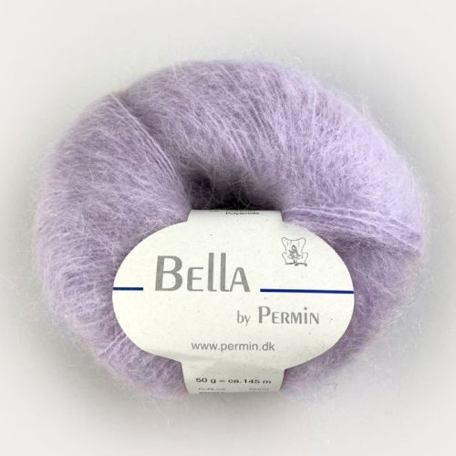 Bella fra Permin. Et lekkert mohairgarn som består av 75 % kid mohair, 20 % ull og 5% polyamid. Strikkefasthet: 14 m x 22 p på pinne 6. Leveres i 50 grams nøster som utgjør 145 meter. Her i fargen 273 Sart violet.