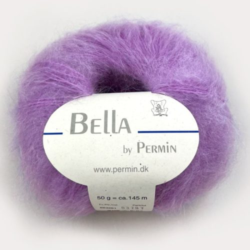 Bella fra Permin. Et lekkert mohairgarn som består av 75 % kid mohair, 20 % ull og 5% polyamid. Strikkefasthet: 14 m x 22 p på pinne 6. Leveres i 50 grams nøster som utgjør 145 meter. Her i fargen 281 violet.