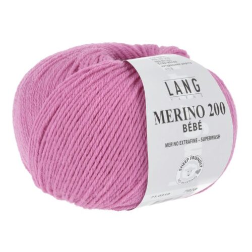 Merino 200 bebe er et strikkegarn fra Langyarns. Garnet inneholder 100% merinoull (extrafine mulesing free). 50 g ca 203 meter. Strikkefasthet 28 masker x 32 omganger på pinne 3 = 10 x 10 cm. Garnet passer like godt til både barn og voksne. Her i fargen 319.