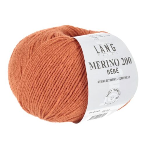 Merino 200 bebe er et strikkegarn fra Langyarns. Garnet inneholder 100% merinoull (extrafine mulesing free). 50 g ca 203 meter. Strikkefasthet 28 masker x 32 omganger på pinne 3 = 10 x 10 cm. Garnet passer like godt til både barn og voksne. Her i fargen 359.