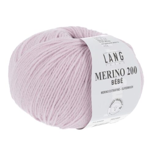Merino 200 bebe er et strikkegarn fra Langyarns. Garnet inneholder 100% merinoull (extrafine mulesing free). 50 g ca 203 meter. Strikkefasthet 28 masker x 32 omganger på pinne 3 = 10 x 10 cm. Garnet passer like godt til både barn og voksne. Her i fargen 509.