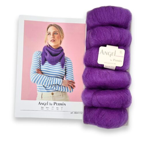 Strikkepakken Skjerf i perlestrikk fra Permin inneholder m kidsilk garnet Angel og oppskrift. Skjerfet strikkes med dobbel tråd på pinne 4,5.