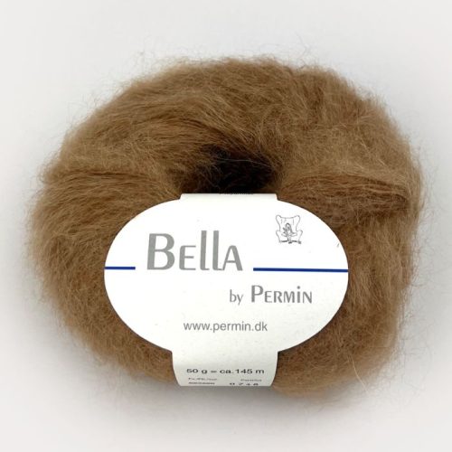 Bella fra Permin. Et lekkert mohairgarn som består av 75 % kid mohair, 20 % ull og 5% polyamid. Strikkefasthet: 14 m x 22 p på pinne 6. Leveres i 50 grams nøster som utgjør 145 meter. Her i fargen 80 camel.