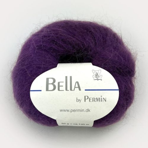 Bella fra Permin. Et lekkert mohairgarn som består av 75 % kid mohair, 20 % ull og 5% polyamid. Strikkefasthet: 14 m x 22 p på pinne 6. Leveres i 50 grams nøster som utgjør 145 meter. Her i fargen 286 aubergine.