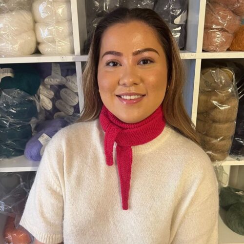 Cashmere Premium fra LangYarns er et 6 trådet cashmere garn som leveres i 25 grams nøster. Benyttes ofte til Sophies skjerf og sjal fra Petiteknit. Strikkefastheten er 22 masker x 34 omganger = 10 x 10 cm. Anbefalt pinne 3,5 - 4,5 mm. Her i Sophies skarf fra PetieKnit.