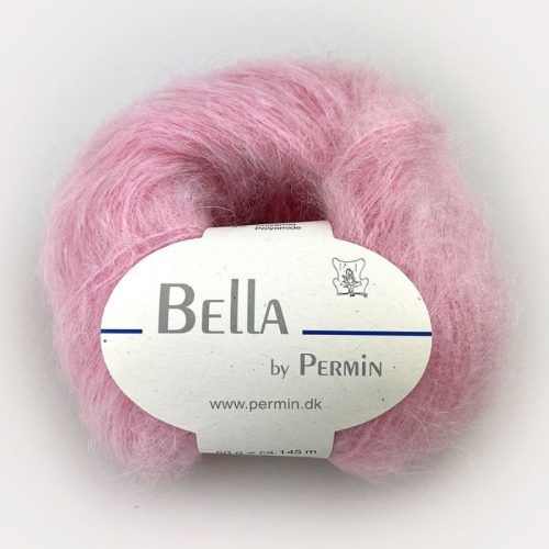 Bella fra Permin. Et lekkert mohairgarn som består av 75 % kid mohair, 20 % ull og 5% polyamid. Strikkefasthet: 14 m x 22 p på pinne 6. Leveres i 50 grams nøster som utgjør 145 meter. Her i fargen 258 lyserød.