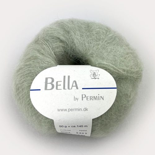 Bella fra Permin. Et lekkert mohairgarn som består av 75 % kid mohair, 20 % ull og 5% polyamid. Strikkefasthet: 14 m x 22 p på pinne 6. Leveres i 50 grams nøster som utgjør 145 meter. Her i fargen 272 salvie.