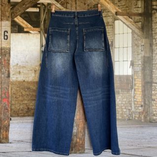 Cabana Living Skrus jeans. Inneholder 75% Cotton, 2% Elastan, 23% Polyester. Mørk vask. Størrelse Small - XLarge.