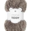 Creative teddy fra Rico design og Permin er et effektgarn for de kreative. Det er et pusete garn som inneholder 100% polyester med en strikkefasthet på 20 masker på pinne 4 eller 5. Strikk luer, vesker, gensere eller votter. Her i fargen 006 brown.