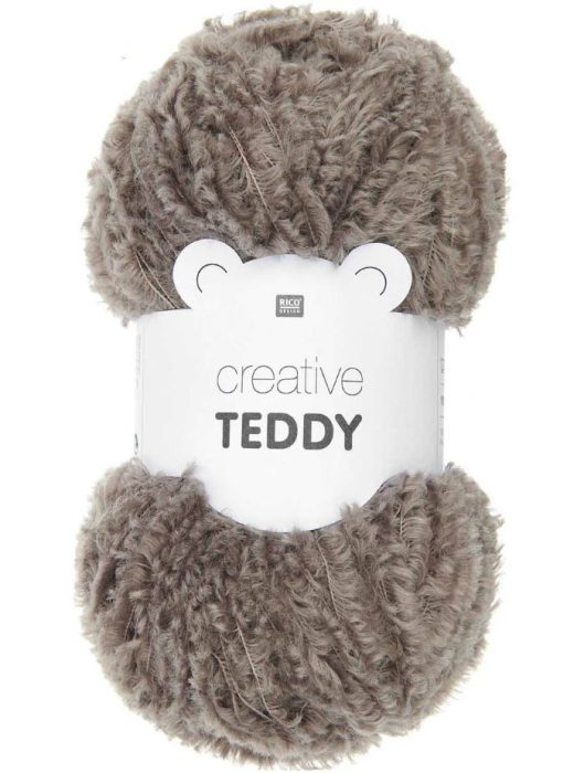 Creative teddy fra Rico design og Permin er et effektgarn for de kreative. Det er et pusete garn som inneholder 100% polyester med en strikkefasthet på 20 masker på pinne 4 eller 5. Strikk luer, vesker, gensere eller votter. Her i fargen 006 brown.