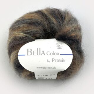 Bella Color fra Permin. En lekker blanding av mohair og ull. Strikkefasthet: 14 m x 22 p på pinne 6. Leveres i 50 grams nøster som utgjør 145 meter. Her i fargen 883157 Brun