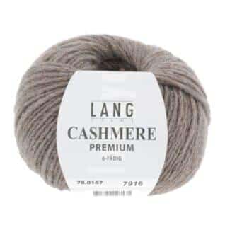 Cashmere Premium fra LangYarns er et 6 trådet cashmere garn som leveres i 25 grams nøster. Benyttes ofte til Sophies skjerf og sjal fra Petiteknit. Strikkefastheten er 22 masker x 34 omganger = 10 x 10 cm. Anbefalt pinne 3,5 - 4,5 mm. Her i fargen 167 muldvarp.
