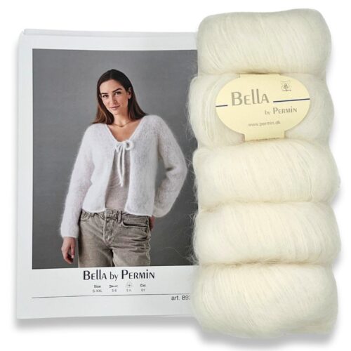 Strikkepakken Jakke med I-cord er designet i kidmohairgarnet Bella By Permin. Strikkefasthet 14 masker x 22 omganger på pinne 6 = 10 x 10 cm. Her i fargen hvit.