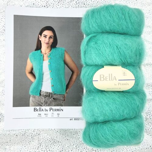Strikkepakken Vest med rund hals og raglan er designet i kidmohairgarnet Bella By Permin. Strikkefasthet 14 masker x 22 omganger på pinne 6 = 10 x 10 cm. Her i fargen atlantis.