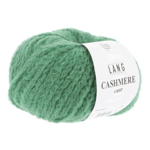 Cashmere Light fra Langyarns. Inneholder 88% Kashmir og 12% Polyamid. Strikkefasthet 20 masker x 31 omganger = 10 x 10 cm. Anbefalt pinne 5,5 og 6 mm. Her i fargen 0017.