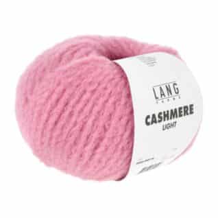 Cashmere Light fra Langyarns. Inneholder 88% Kashmir og 12% Polyamid. Strikkefasthet 20 masker x 31 omganger = 10 x 10 cm. Anbefalt pinne 5,5 og 6 mm. Her i fargen 0019.