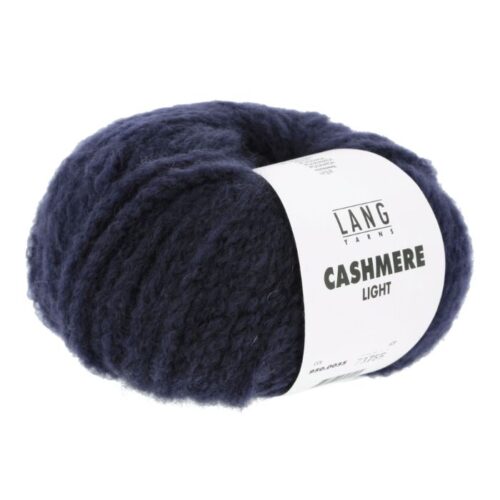 Cashmere Light fra Langyarns. Inneholder 88% Kashmir og 12% Polyamid. Strikkefasthet 20 masker x 31 omganger = 10 x 10 cm. Anbefalt pinne 5,5 og 6 mm. Her i fargen 0035.