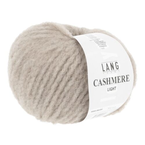 Cashmere Light fra Langyarns. Inneholder 88% Kashmir og 12% Polyamid. Strikkefasthet 20 masker x 31 omganger = 10 x 10 cm. Anbefalt pinne 5,5 og 6 mm. Her i fargen 0039.